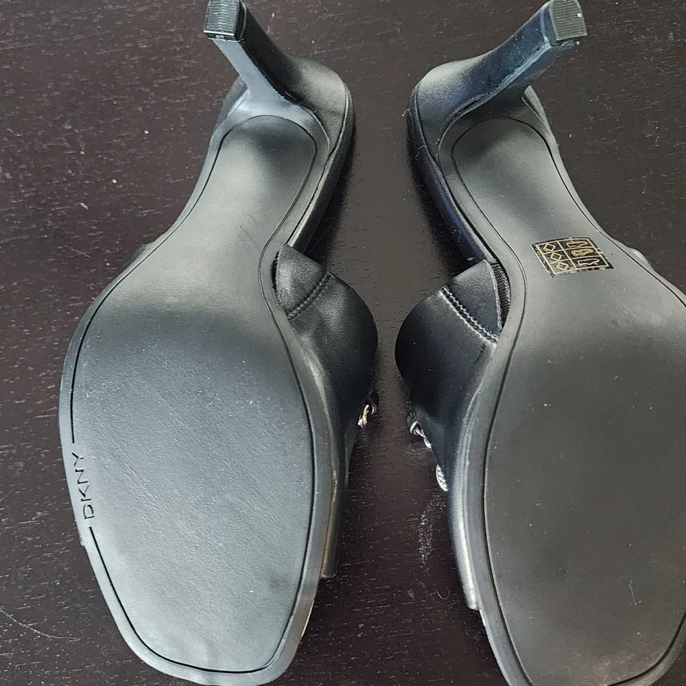 NWOT DKNY Black Slide Sandals with Silver Chain and Charms Size 6.5